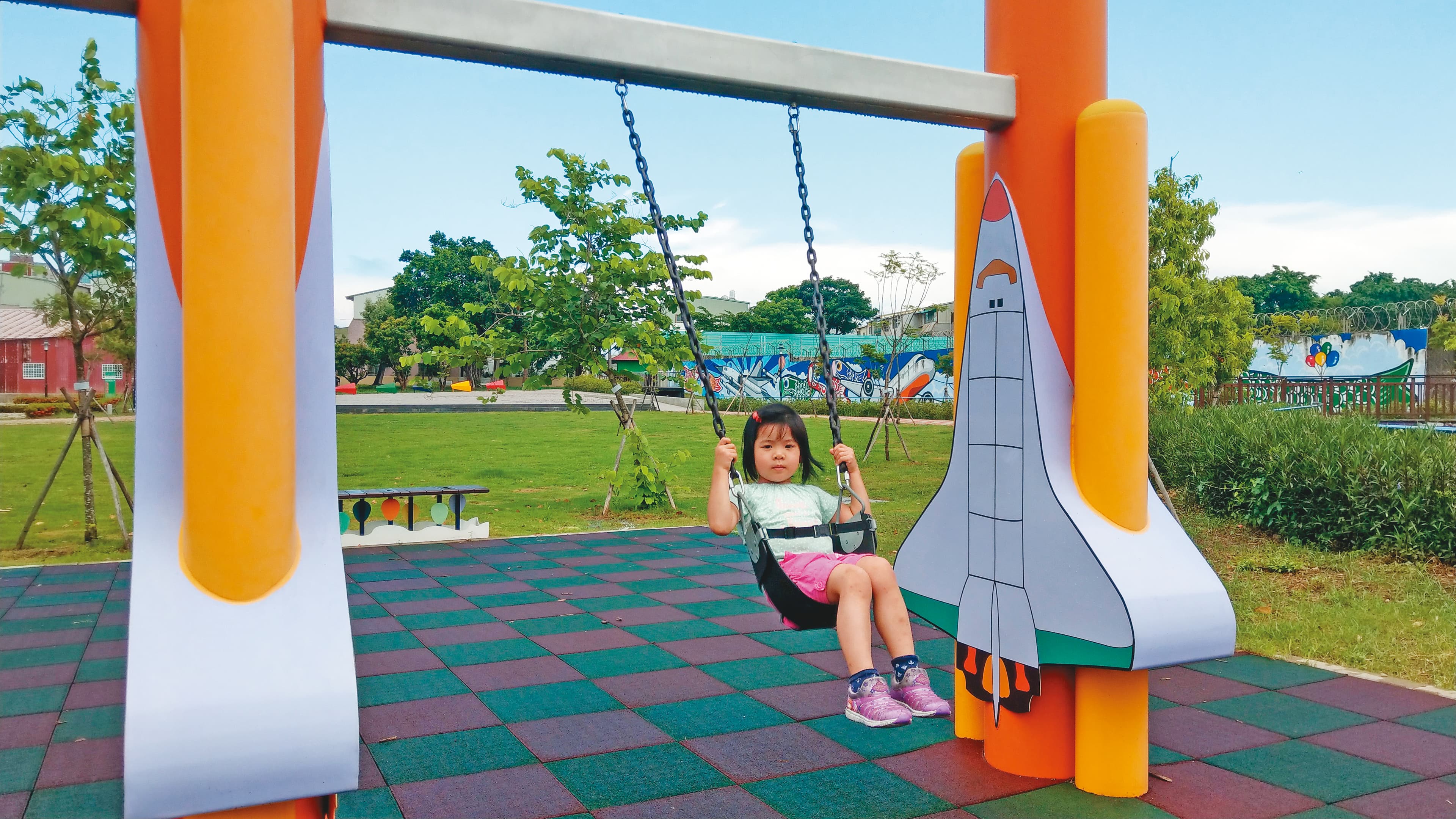明和公園是臺南市第一座地景式特色遊戲場，公園內配合起伏地形，建置各式創意遊具。