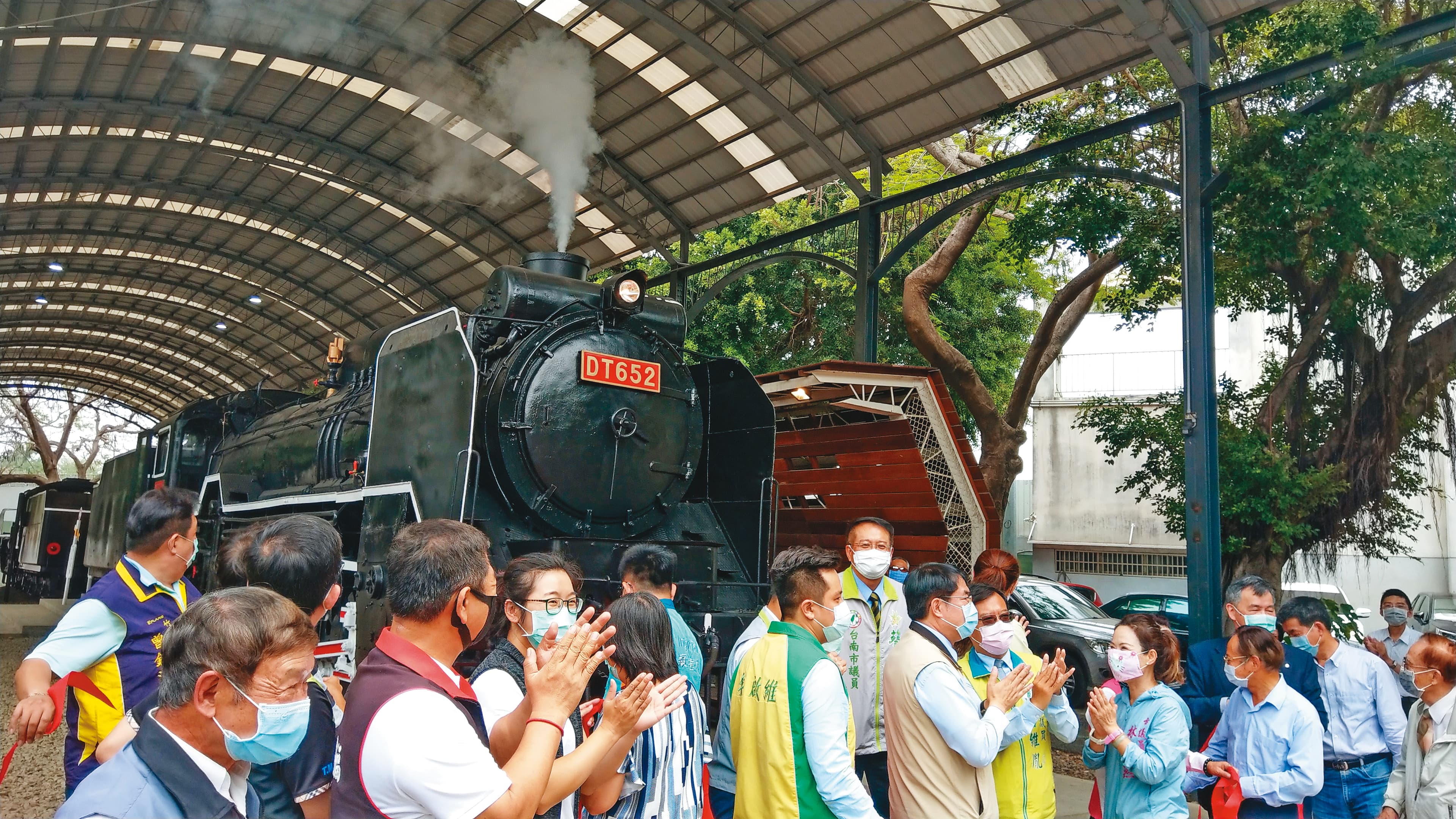 退役機關車修復後，重現停駛前的模樣，在體育公園竹溪橋旁展示，開放民眾欣賞。