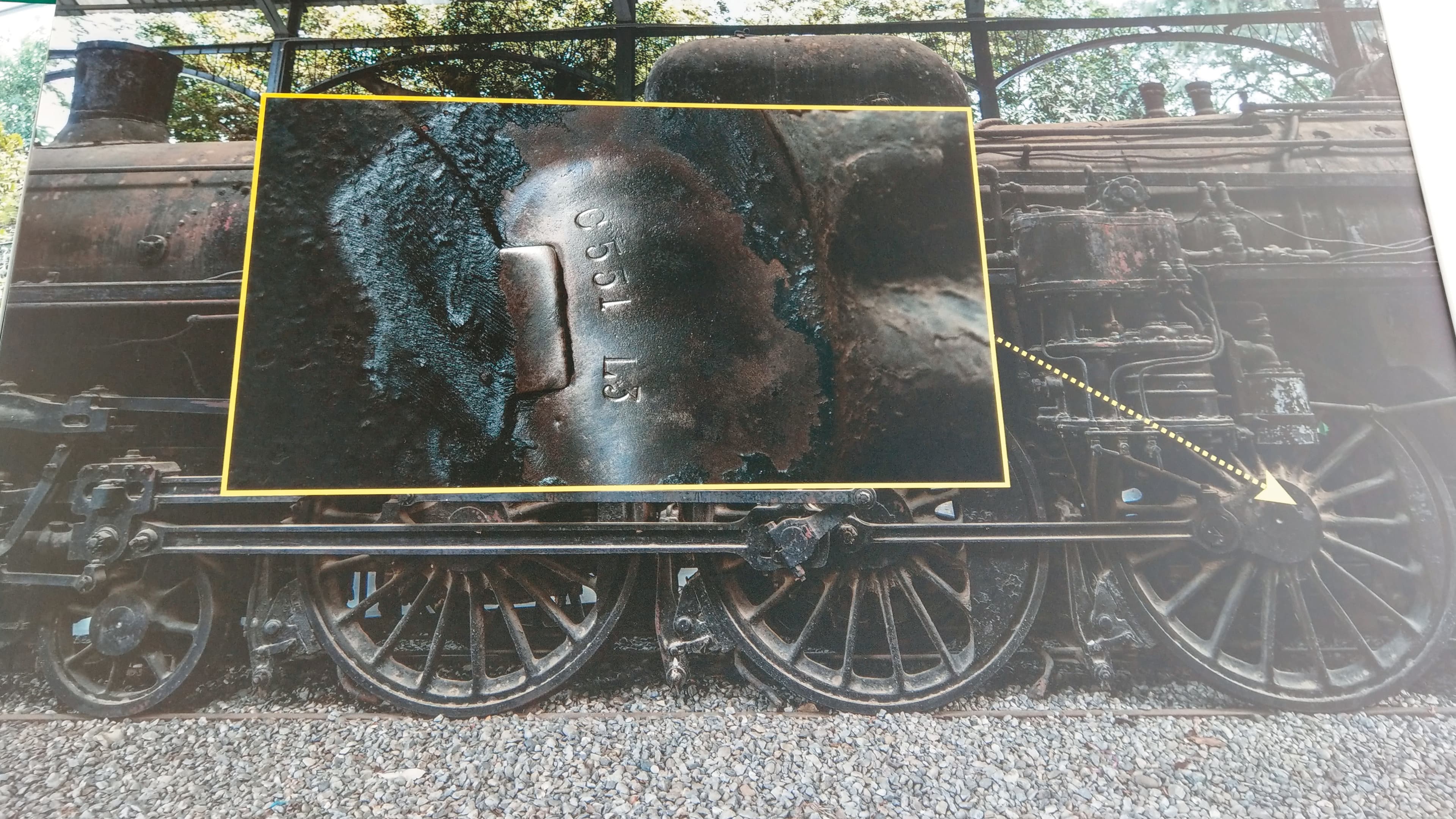 蒸氣機關車在工廠製造時，車輪輪心及連桿等部分，都會刻有最原始車號。
