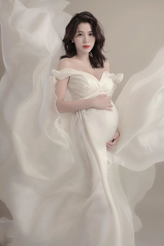 今年初閃電結婚的王思平，22日在臉書曝光孕婦寫真。（翻攝自王思平臉書）