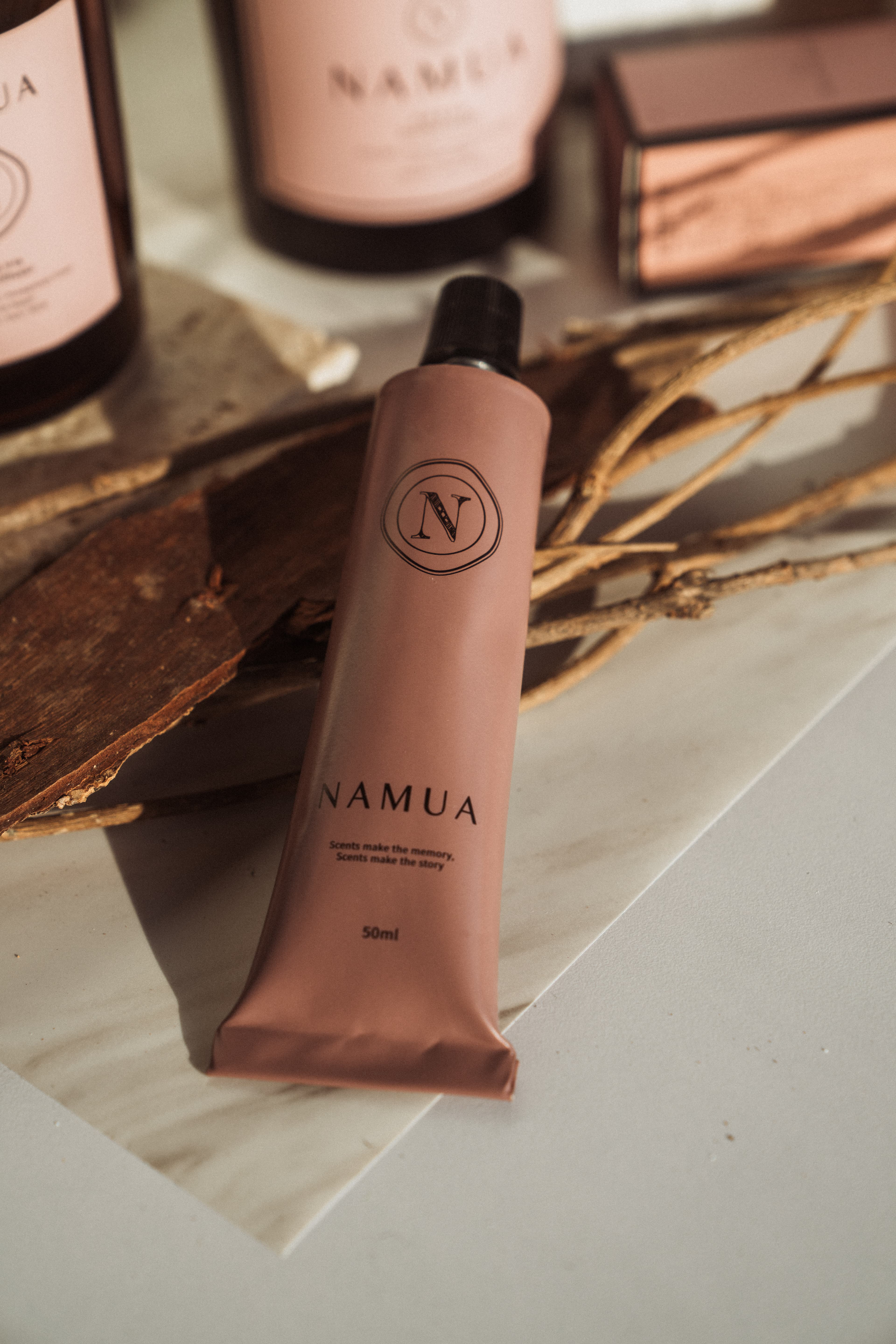NAMUA那木瓦的烏木x鳶尾花護手霜。NT$780。（NAMUA那木瓦提供）