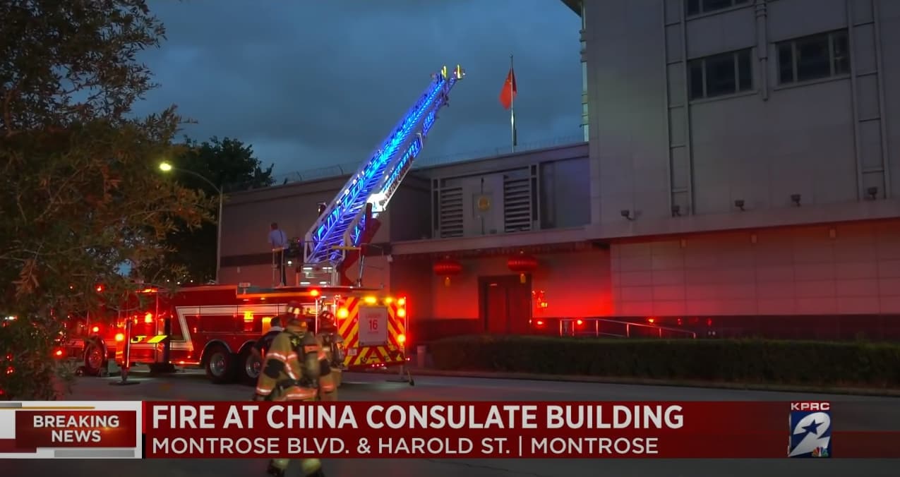 中國駐休士頓總領事館被要求在72小時內撤離，外交人員急燒機密文件。（翻攝自KPRC 2 Click2Houston YouTube）