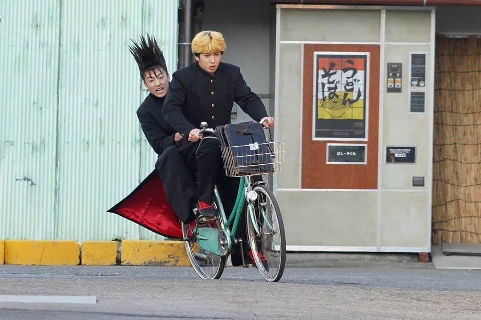伊藤健太郎（左）和賀來賢人主演的《我是大哥大!!劇場版》在日本上映六天熱賣10億。（海樂提供）
