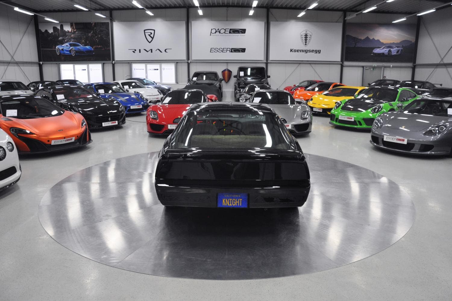 經典的「Knight」車牌（翻攝自Julien's Auctions）