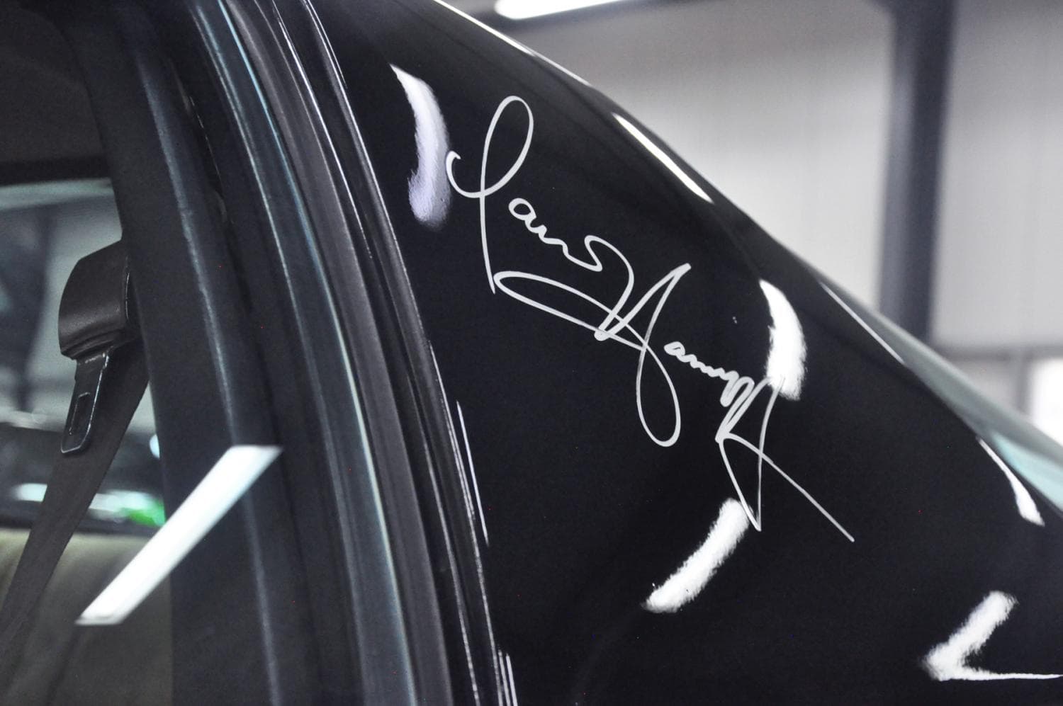 車窗後方的大衛·赫索霍夫簽名。（翻攝自Julien's Auctions）