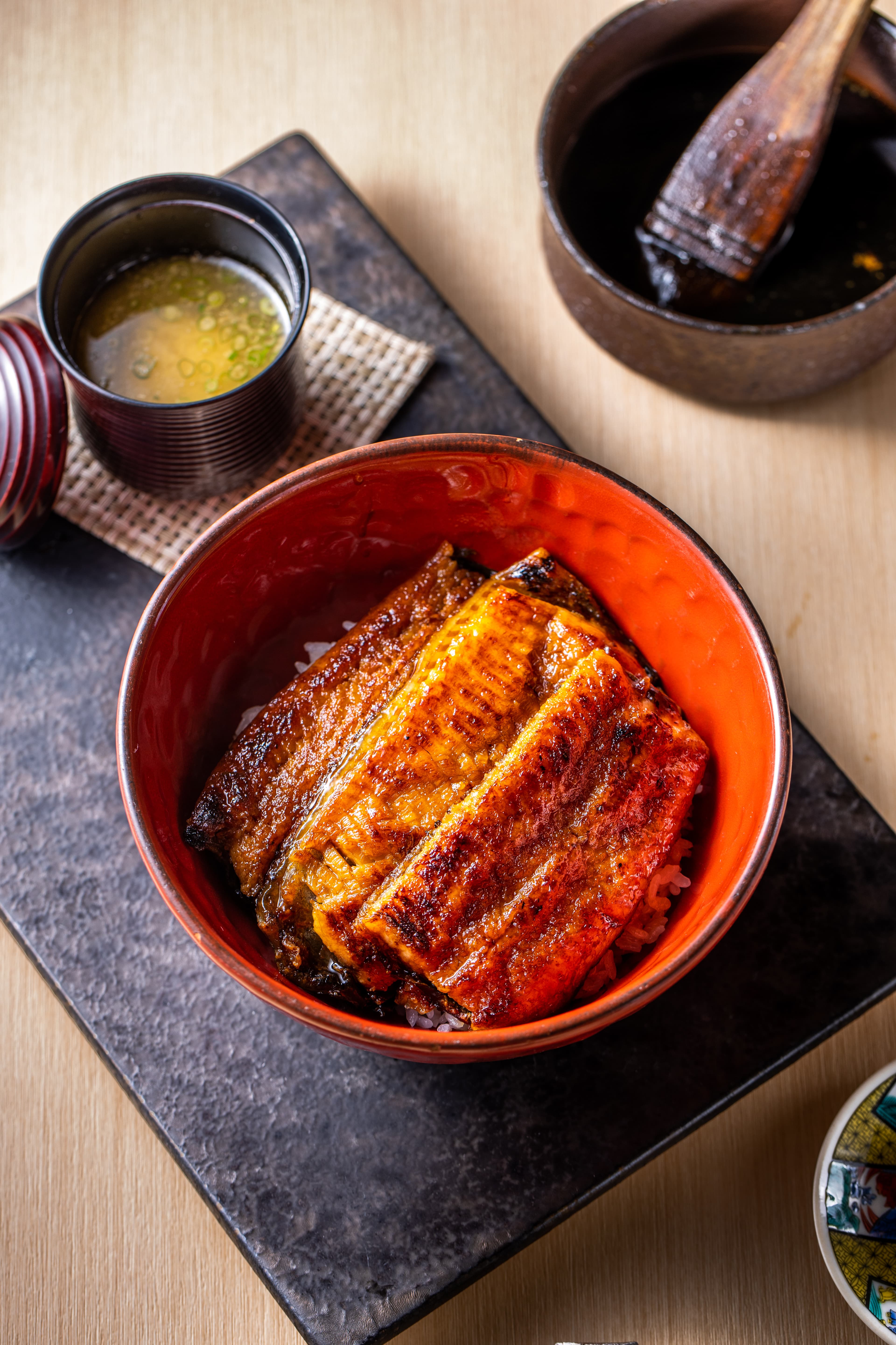 人氣料理「鰻魚飯」肉厚細緻，油脂豐富，香氣飽滿，連料理長都說吃了會感動。（晚間套餐5,000元／人起菜色）