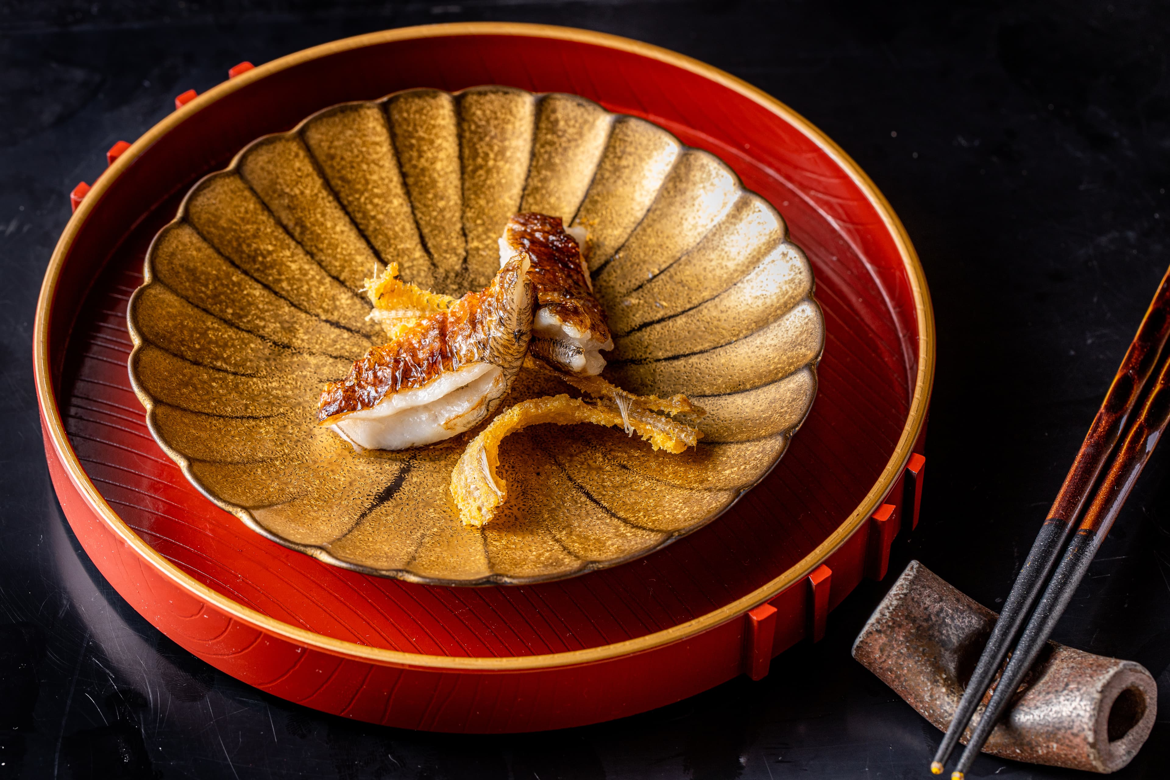 只取精華部分的「目光魚」，魚肉嫩也保有水分，魚骨酥脆。（晚間套餐5,000元／人起菜色）