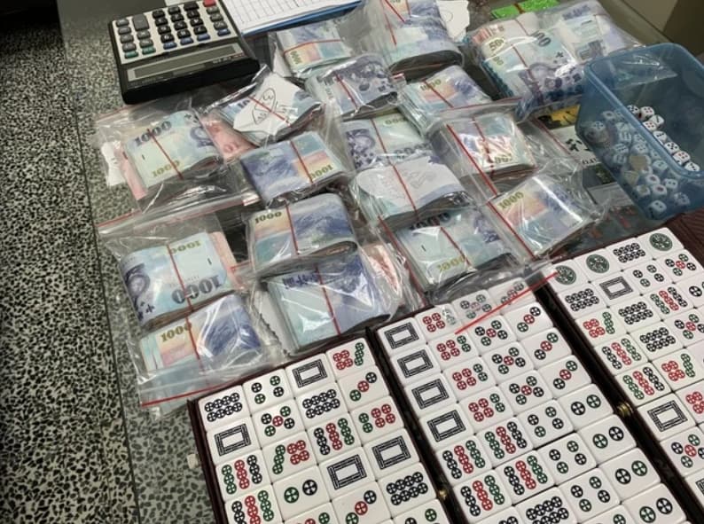 除了三倍券外，警方也查扣大量的現金和賭具。（翻攝畫面）