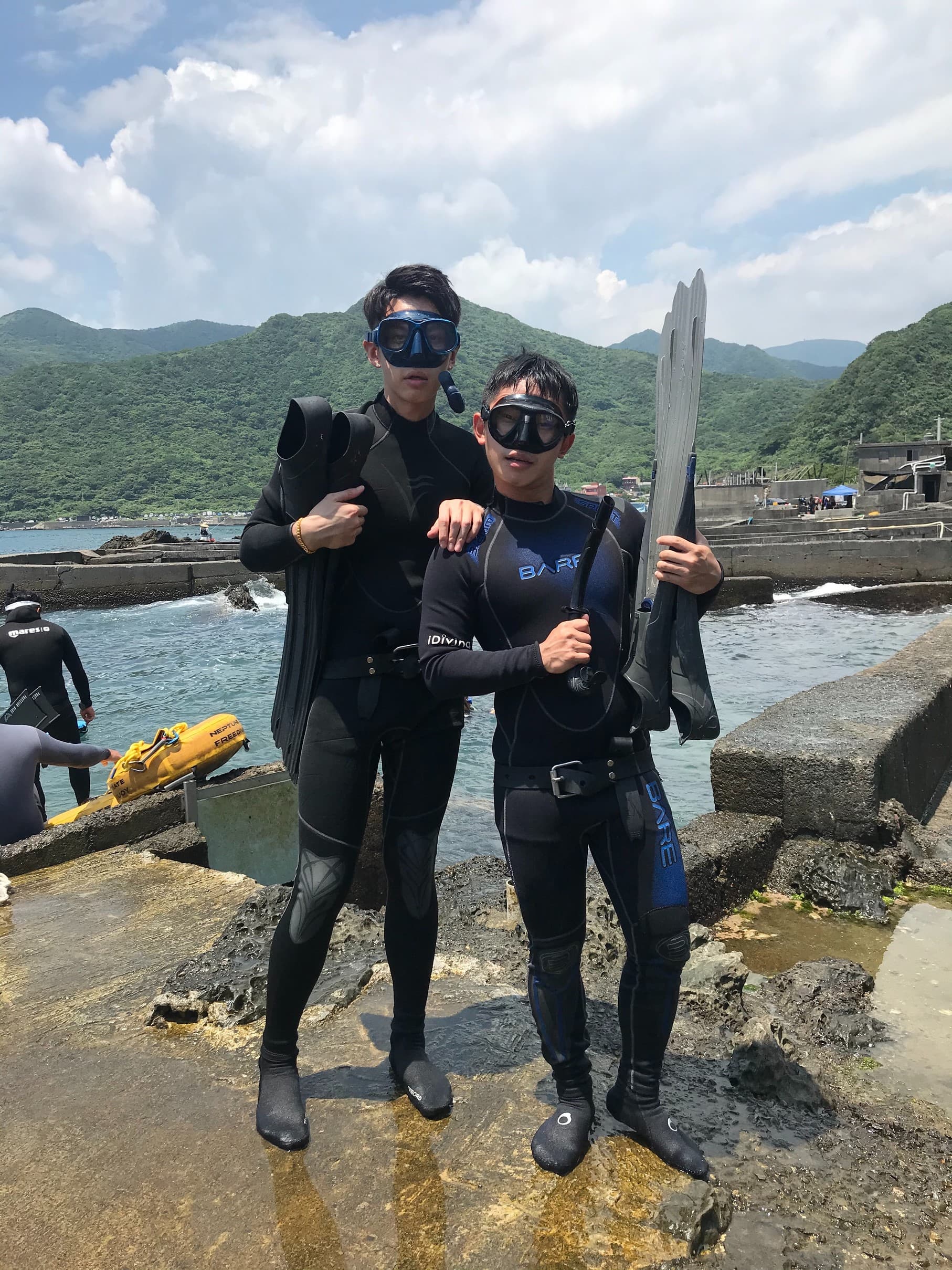 柯震東與蔡昌憲一身潛水裝備，準備「下海」。（禾豐九路提供）