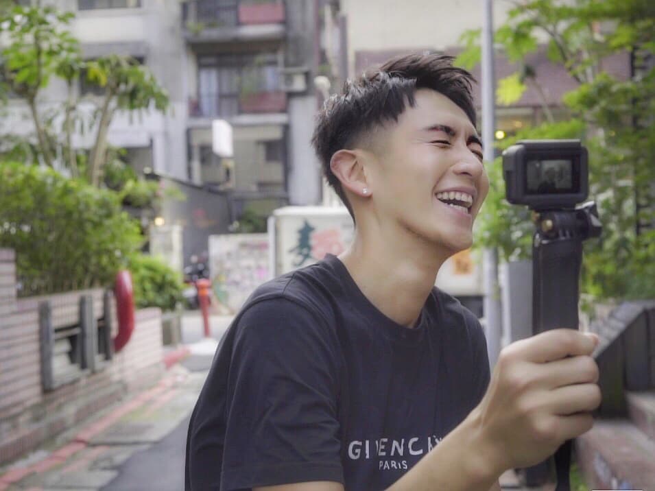 第一次正式當youtuber，柯震東自己也拿攝影機體驗，深感大不易。（禾豐九路提供）