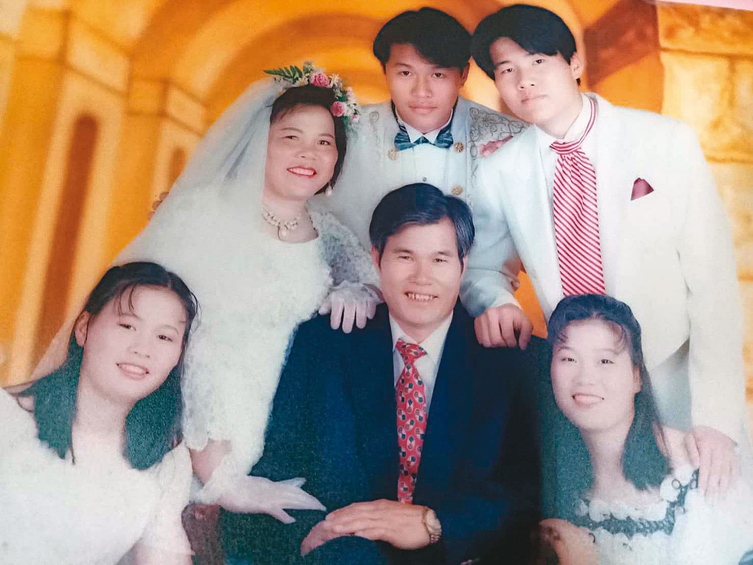 陳玉釵結婚時沒機會穿婚紗，趁結婚20週年補穿拍全家福，一家人感情極好。（陳玉釵提供）