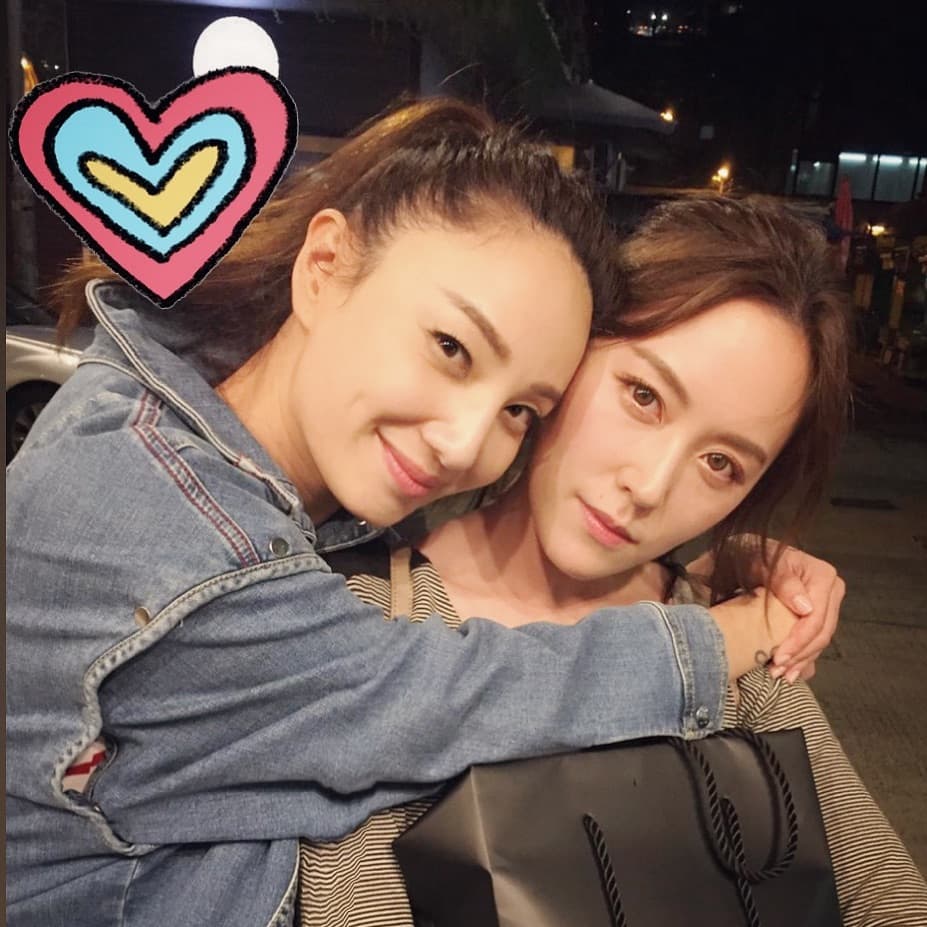 鄭希怡曾與同公司的劉思惠及蔣雅文組成女子組合3T女團，去年她與已來台定居的蔣雅文曾在香港吃火鍋重聚。（翻攝自鄭希怡IG）