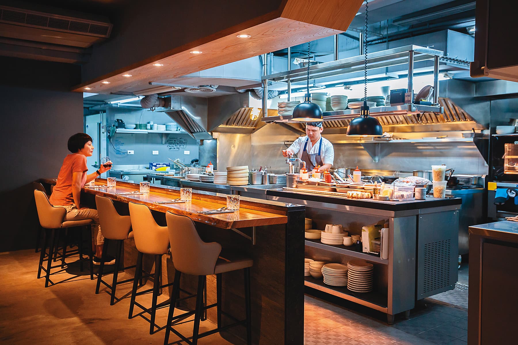 坐在靠近廚房區的座位，能欣賞廚師們料理的模樣。