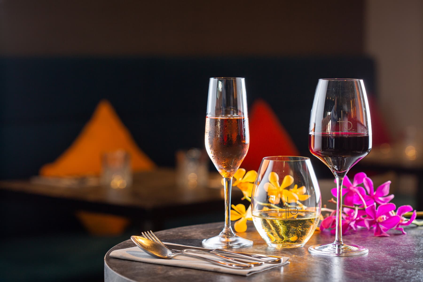 紐西蘭Pinot Noir Rosé（左起，280元／150ml）有清爽蜂蜜、草莓與花香；紐西蘭Sauvignon Blanc（280元／150ml）有百香果、芭樂與檸檬風味；澳洲的Syrah（280元／150ml）有蒔蘿、黑櫻桃與黑胡椒氣息。