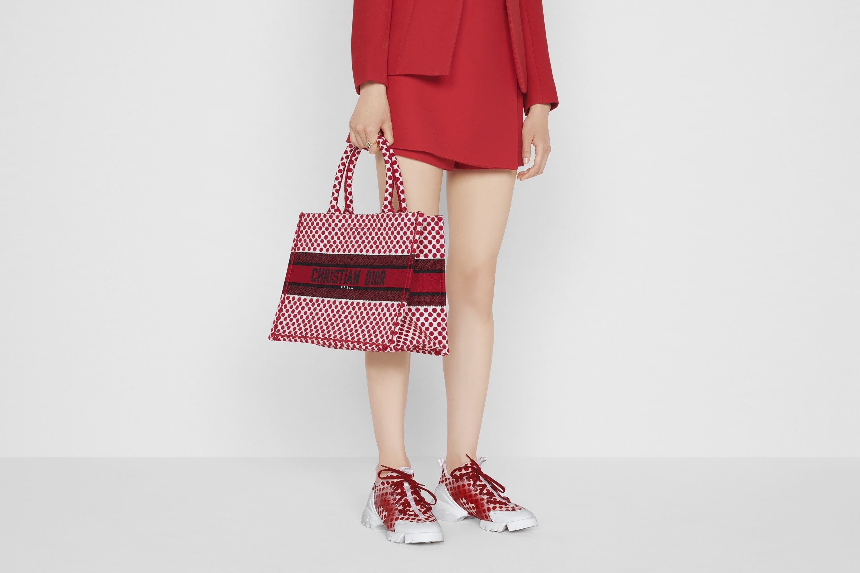 瘦子想送給女友的Dioramour Book 紅色波卡圓點刺繡帆布小型托特包 NT$93,000。（Dior提供）