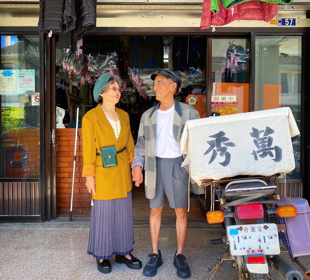83歲阿公萬吉和84歲阿嬤秀娥洗了70年的衣服，在台中市后里區開設一家「萬秀洗衣店」。（翻攝自IG「wantshowasyoung」）
