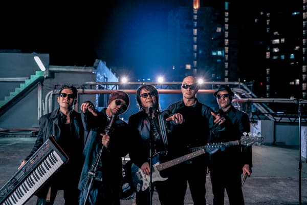 黃明志〈五百〉MV致敬伍佰，還找來神似伍佰的演員。（亞洲通文創）