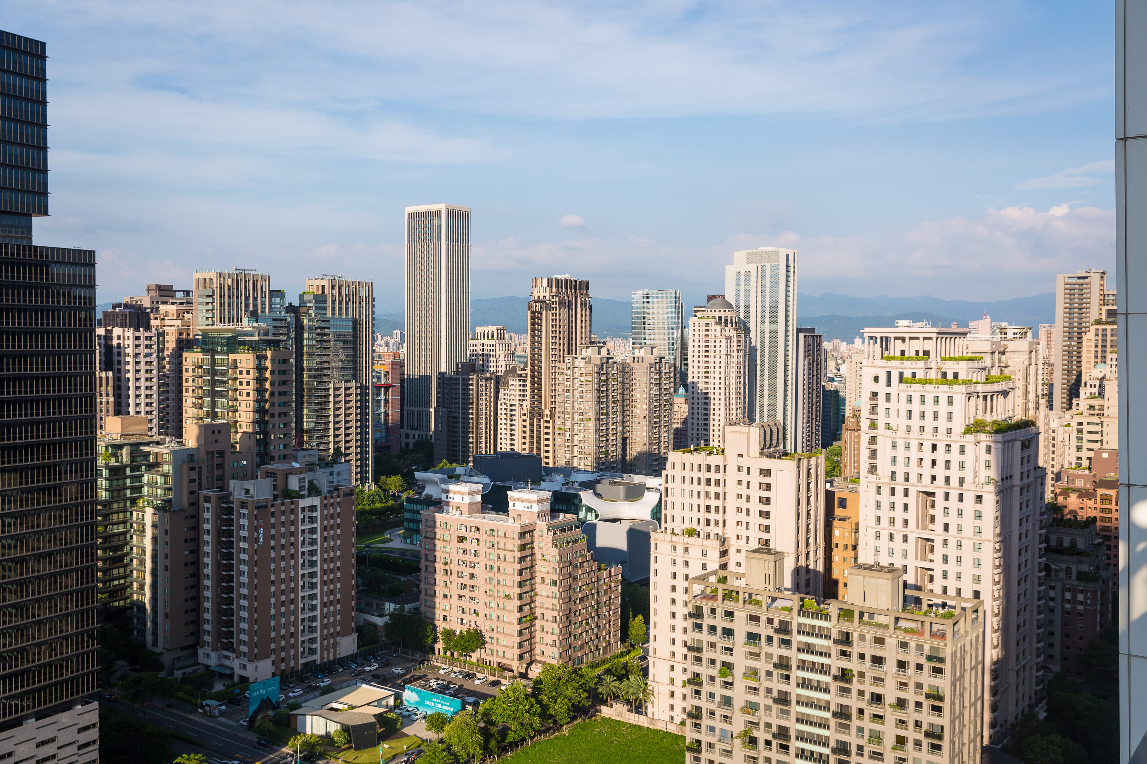 興富發光是上半年就賣掉5,500戶房子，更在七期推出多棟商辦皆完銷，每一步都踏得特別謹慎。