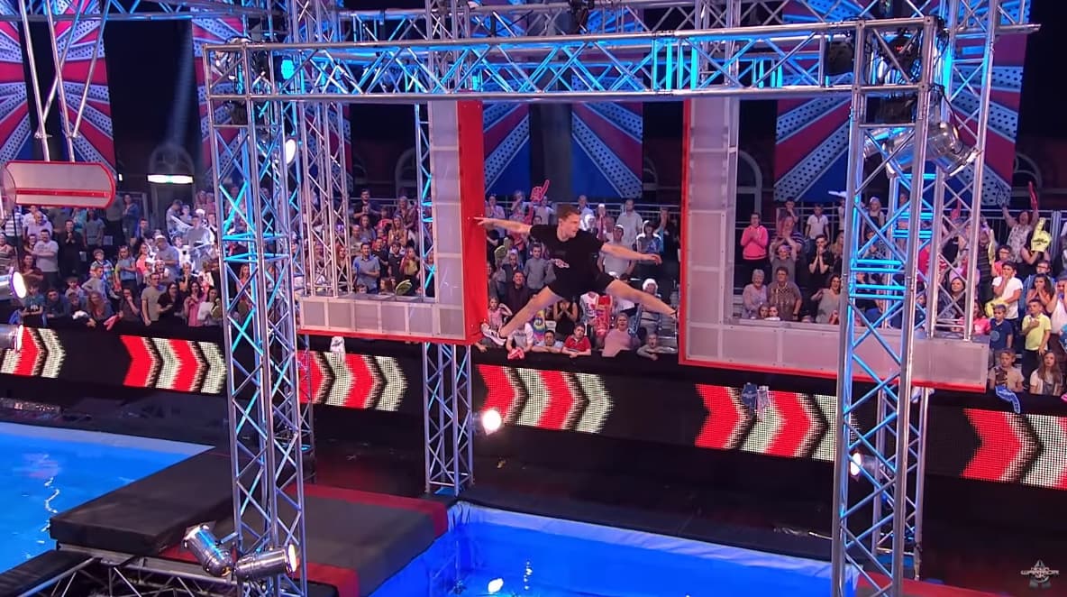 謝夫曾參與英美版本的《極限體能王》挑戰。（翻攝自Ninja Warrior UK YouTube）