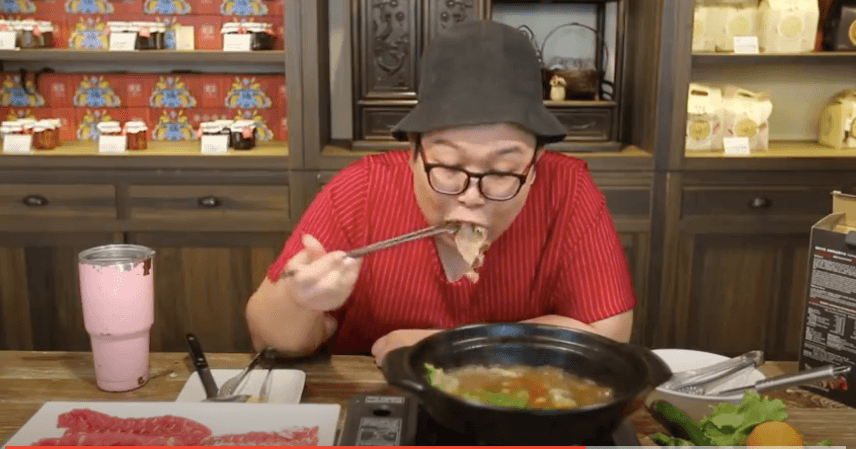 沒有包裝，沒有品牌名稱，業配影片裡最多的畫面就是娘娘大口吃。（翻攝自娘娘YouTube）