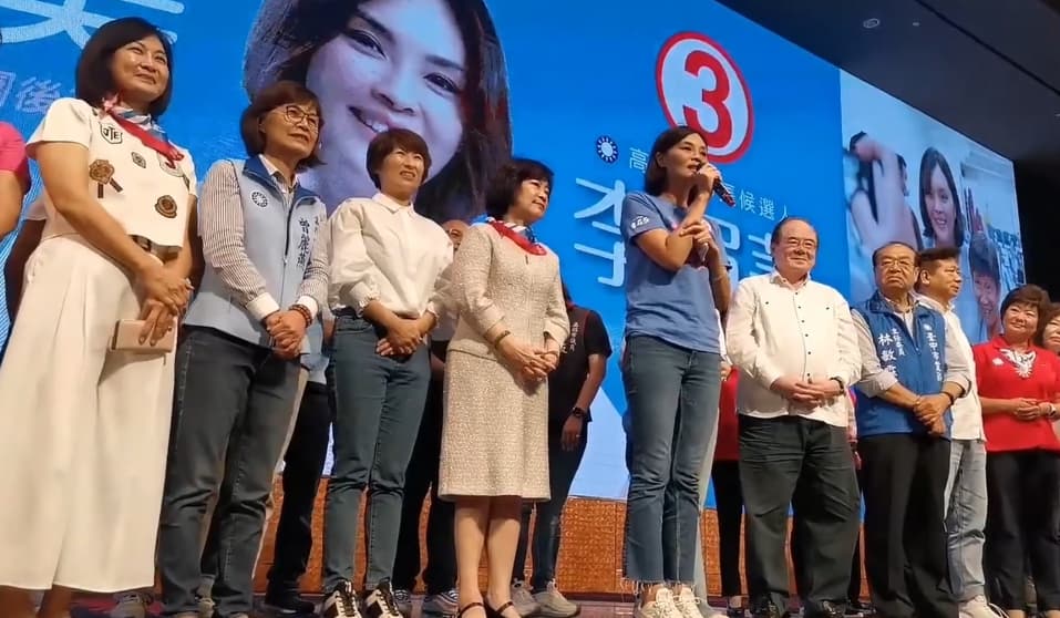 李眉蓁婆婆蔡梅紅（左4）大讚李眉蓁是好女兒、好媳婦、好議員，也會是好市長。（翻攝自李眉蓁臉書）