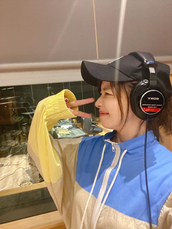 徐若瑄月中曾貼出工作照，表示新輯錄音完成。（翻攝自徐若瑄臉書）