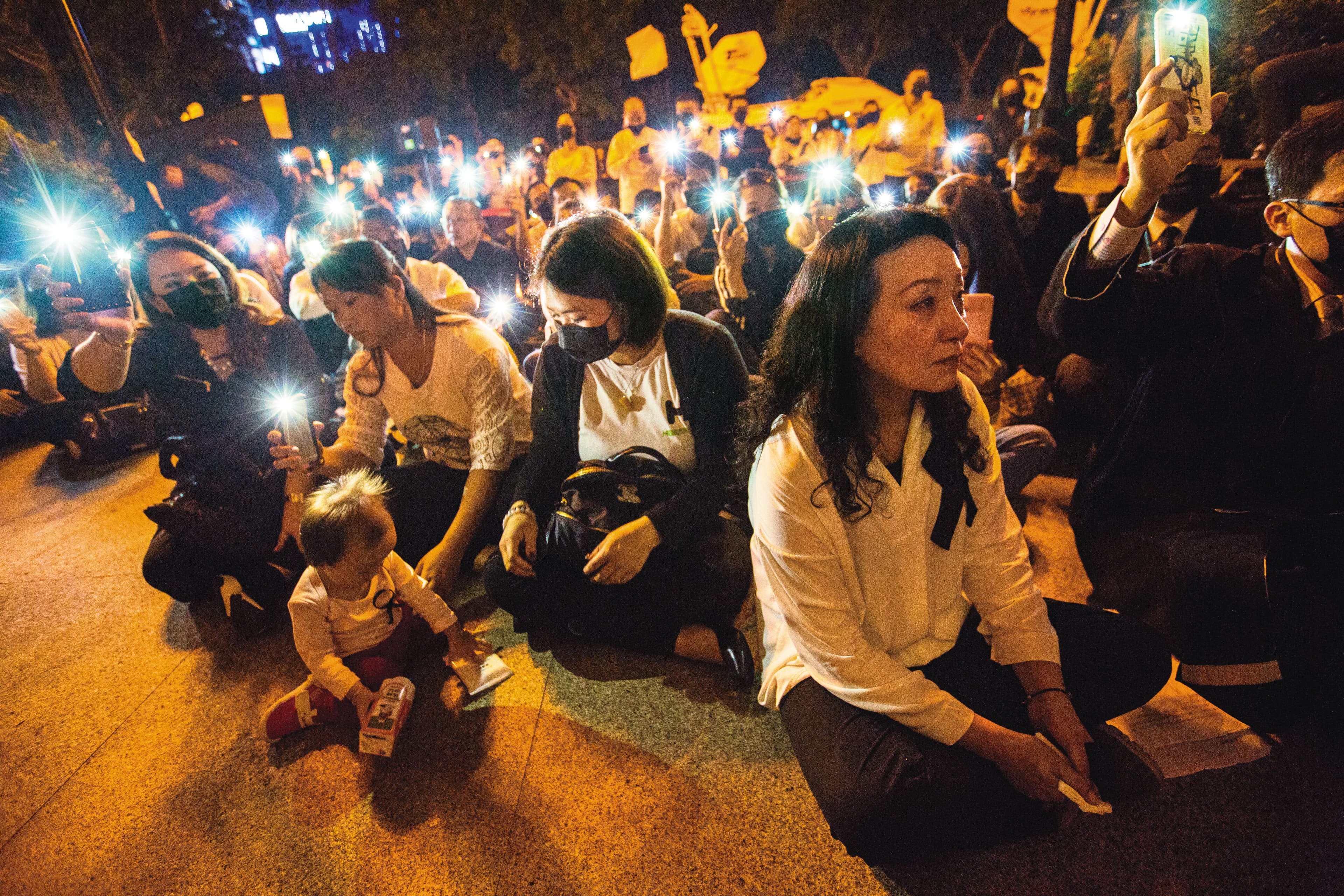 2017年，王薇君前往最高法院要求再審王昊兒虐致死案，周圍不少媽媽帶著孩子來聲援。
