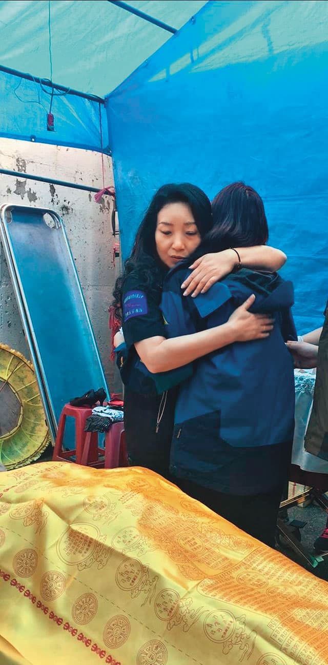王薇君對被害人家屬的心情感同身受，全程協助遺體修復、火化。（翻攝王薇君臉書）