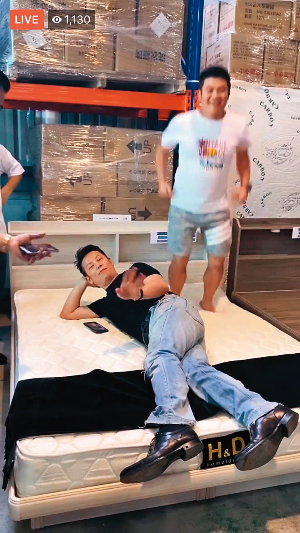 當直播平台來賓錢很好賺，例如徐乃麟（左）賣床墊時，與馬國畢（右）又躺又跳，讓買氣瞬間狂飆。（翻攝自王三郎來了直播）