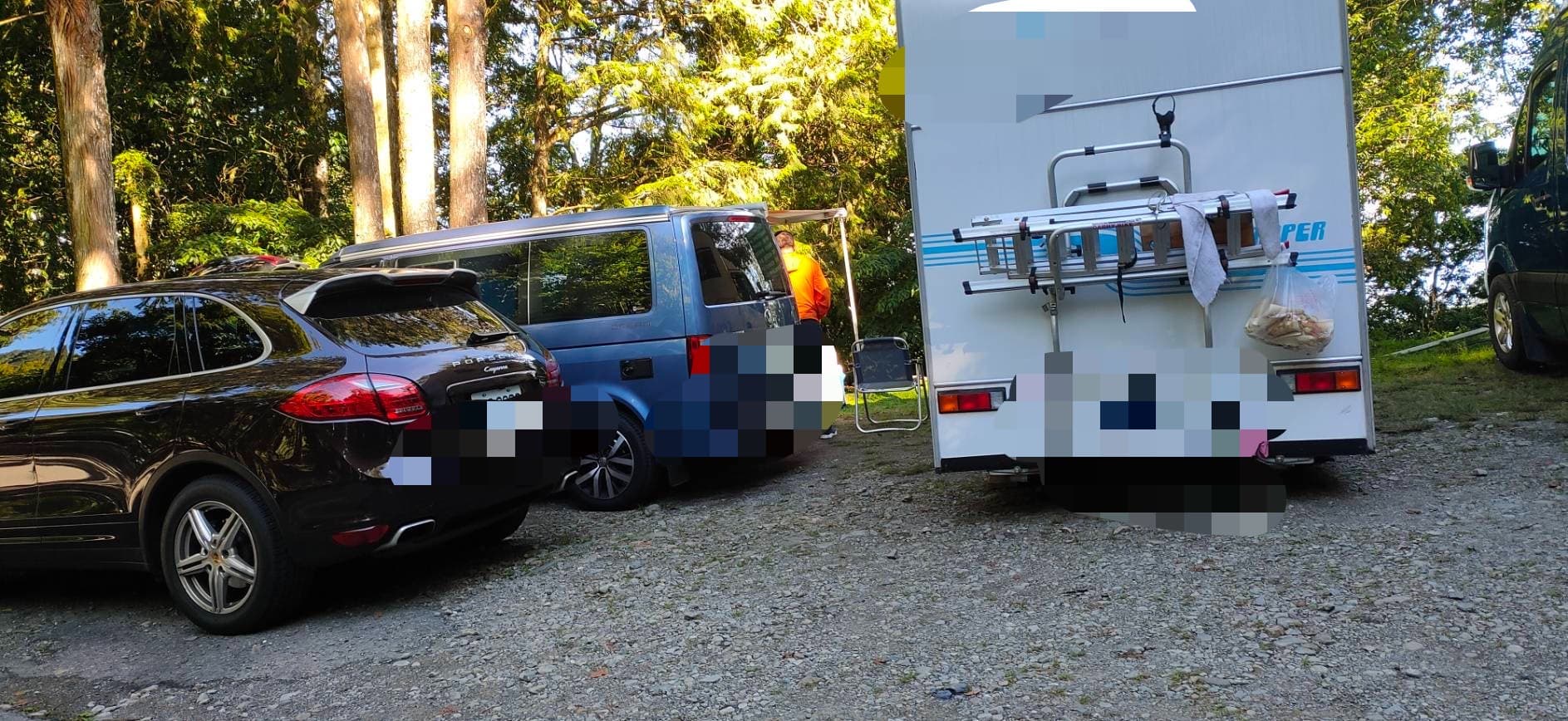 讀者爆料有退休老師與其友人駕駛百萬露營車，在園區內滯留20多天。（讀者提供）