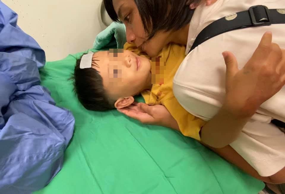 宥勝的老婆安撫受傷的兒子。（翻攝自宥勝臉書）