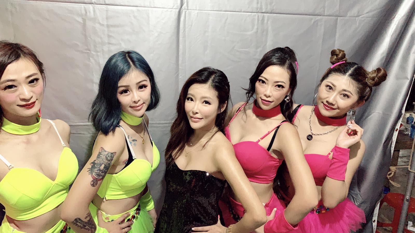 在「新月沙灘海洋音樂嘉年華」上，李愛綺穿著性感洋裝炒熱氣氛。（陳孝志提供）