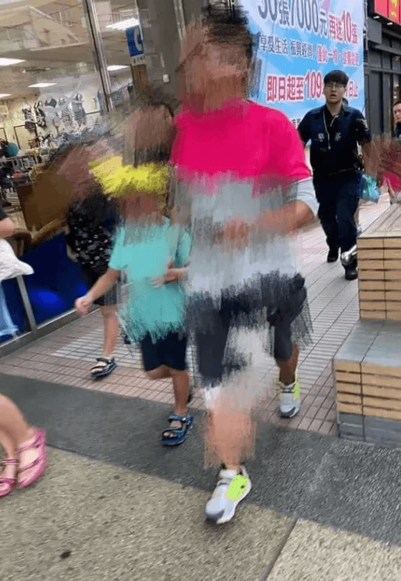 男童父親帶著他的小孩到派出所報案。(翻攝自爆怨公社臉書)