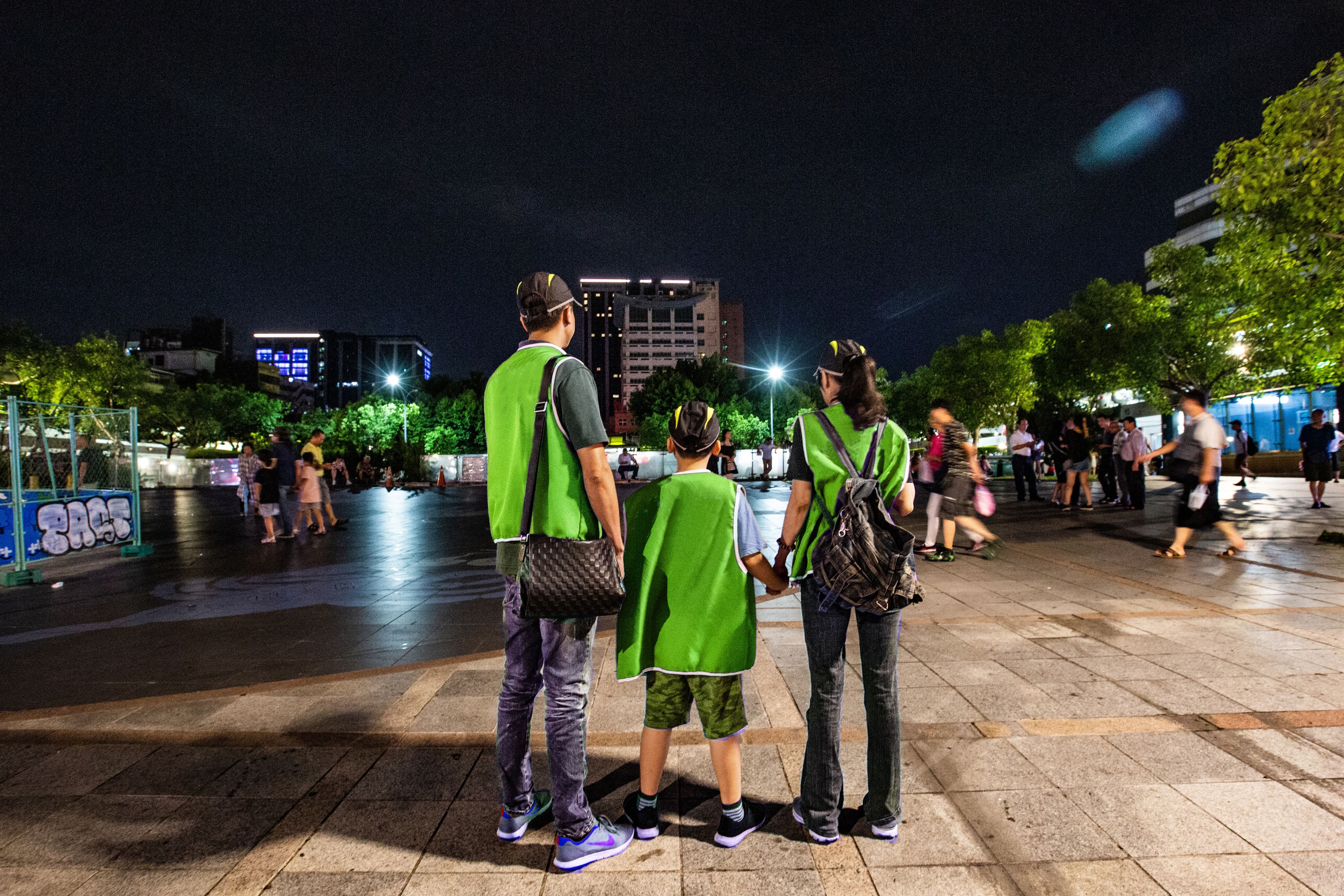 女志工（右）去年7月在台北車站前遭A男性騷擾，愛心團體隨後將他退團。（圖經變裝變色處理）