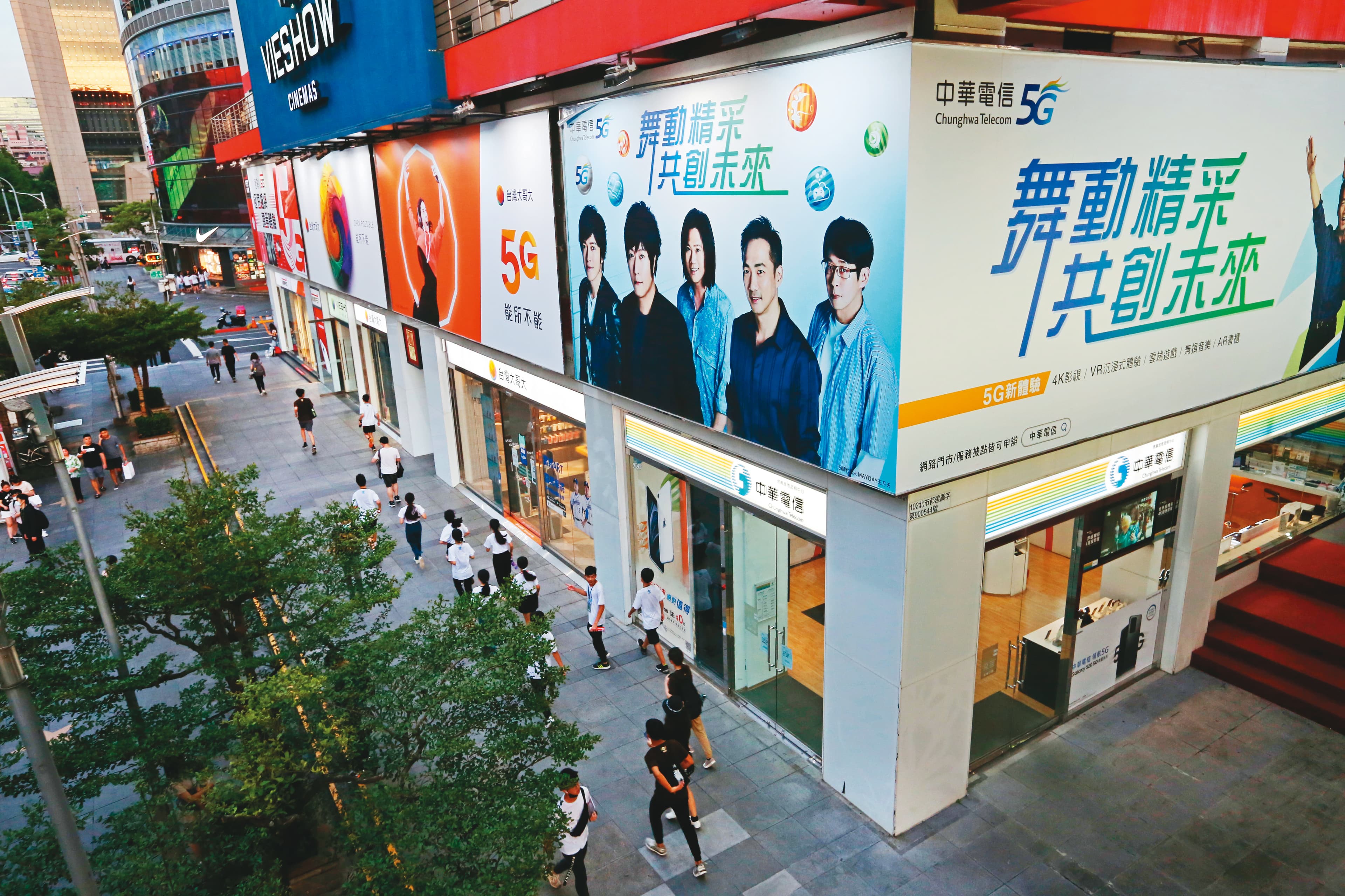 五月天睽違13年再度代言，中華電信信義威秀門市連夜翻新，與同業互別苗頭。