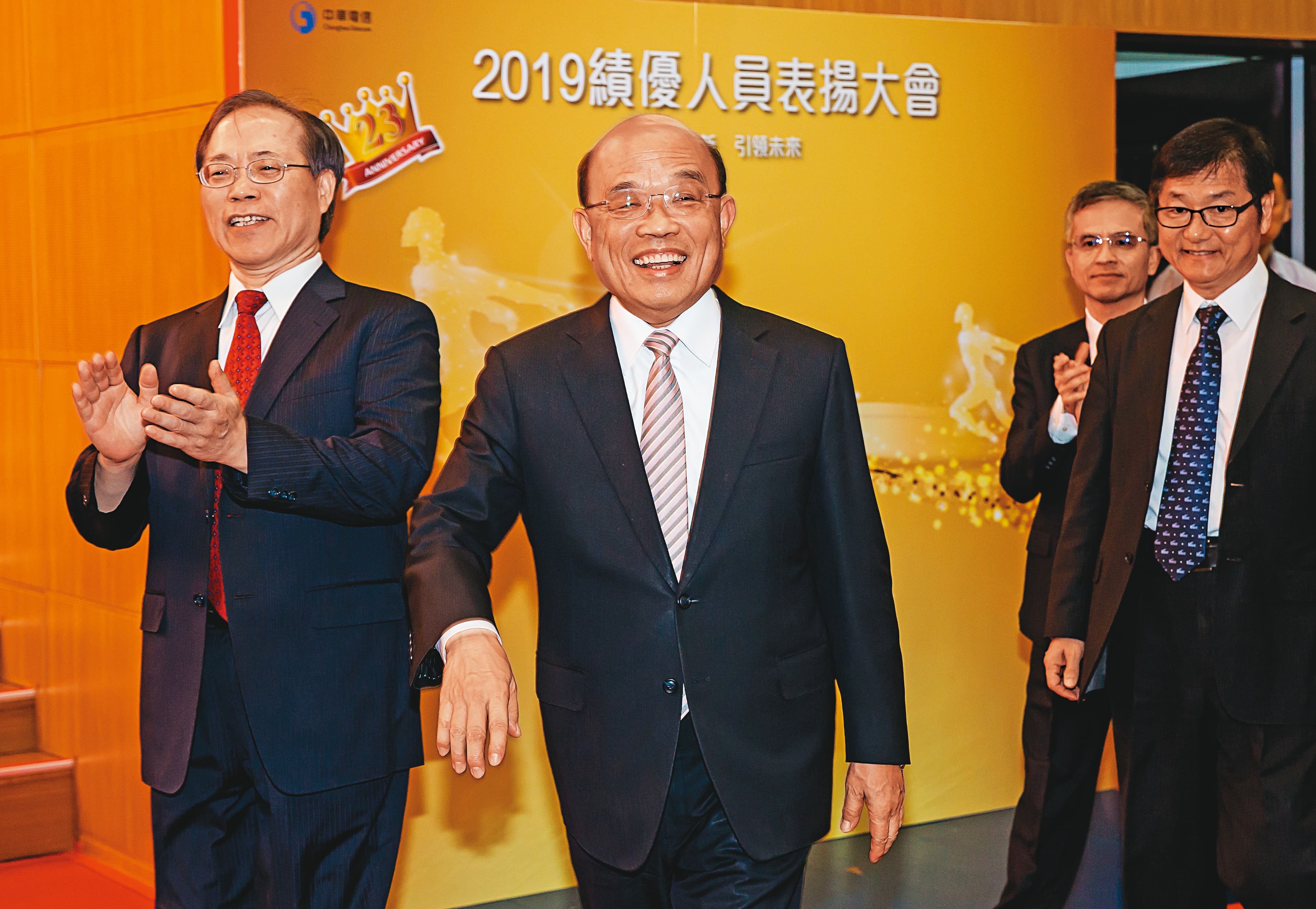 2019年4月，行政院長蘇貞昌（左2）拔擢謝繼茂（左1），在其由總座退休前一刻升任中華電信董事長。