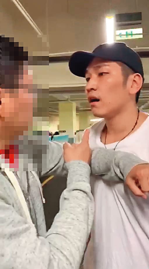 鄭旭哲與人在停車場起衝突，差點動手。（讀者提供）