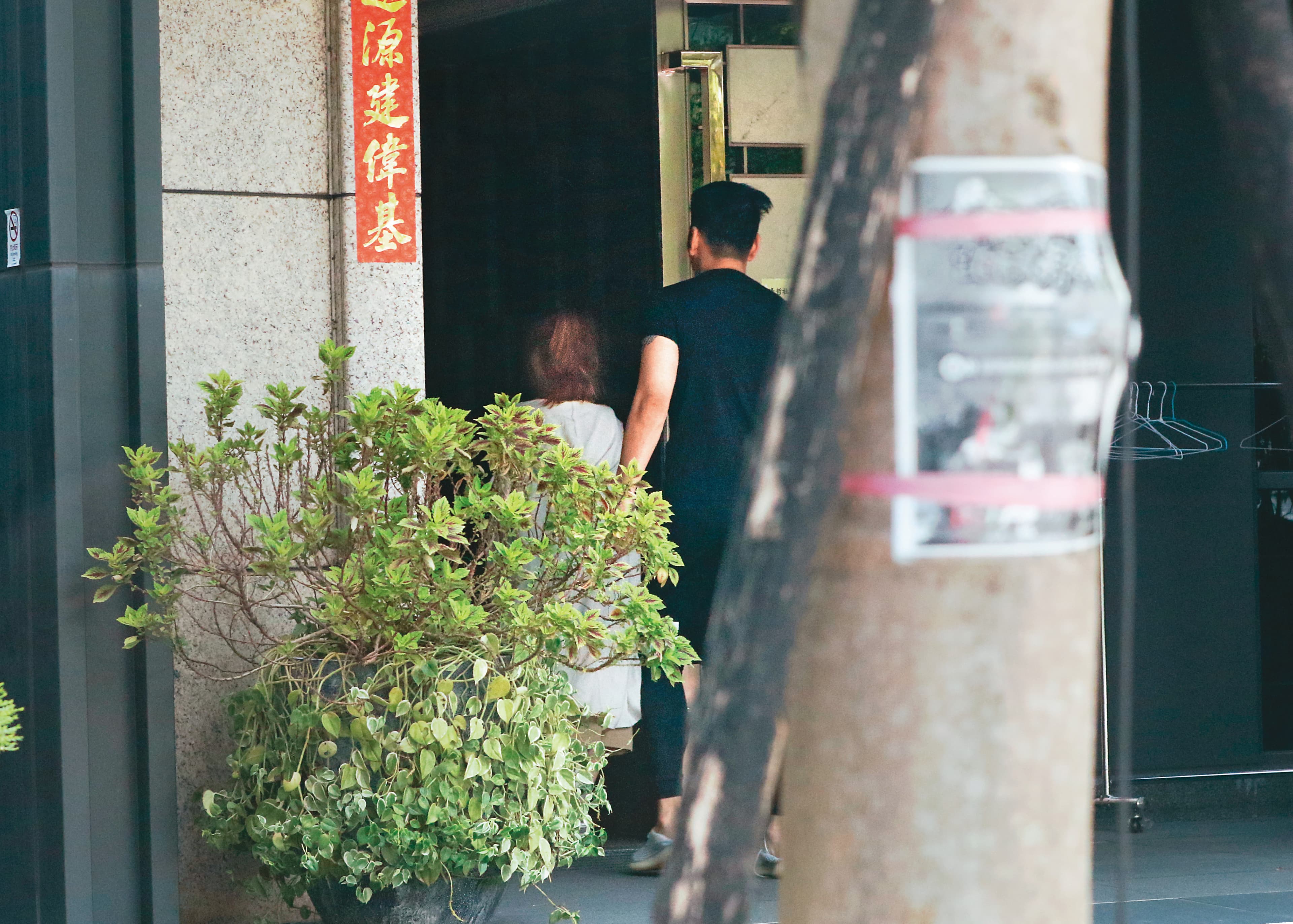 14：02熊熊（左）與鄭旭哲（右）出現在台北市內湖五期重劃區一處社區大樓，看起來熟門熟路。