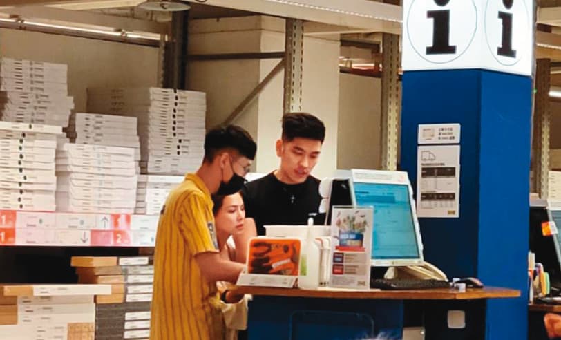 16：41挑完家具，熊熊（中）與鄭旭哲（右）來到服務台諮詢，兩人都沒戴口罩，完全不怕被人認出。