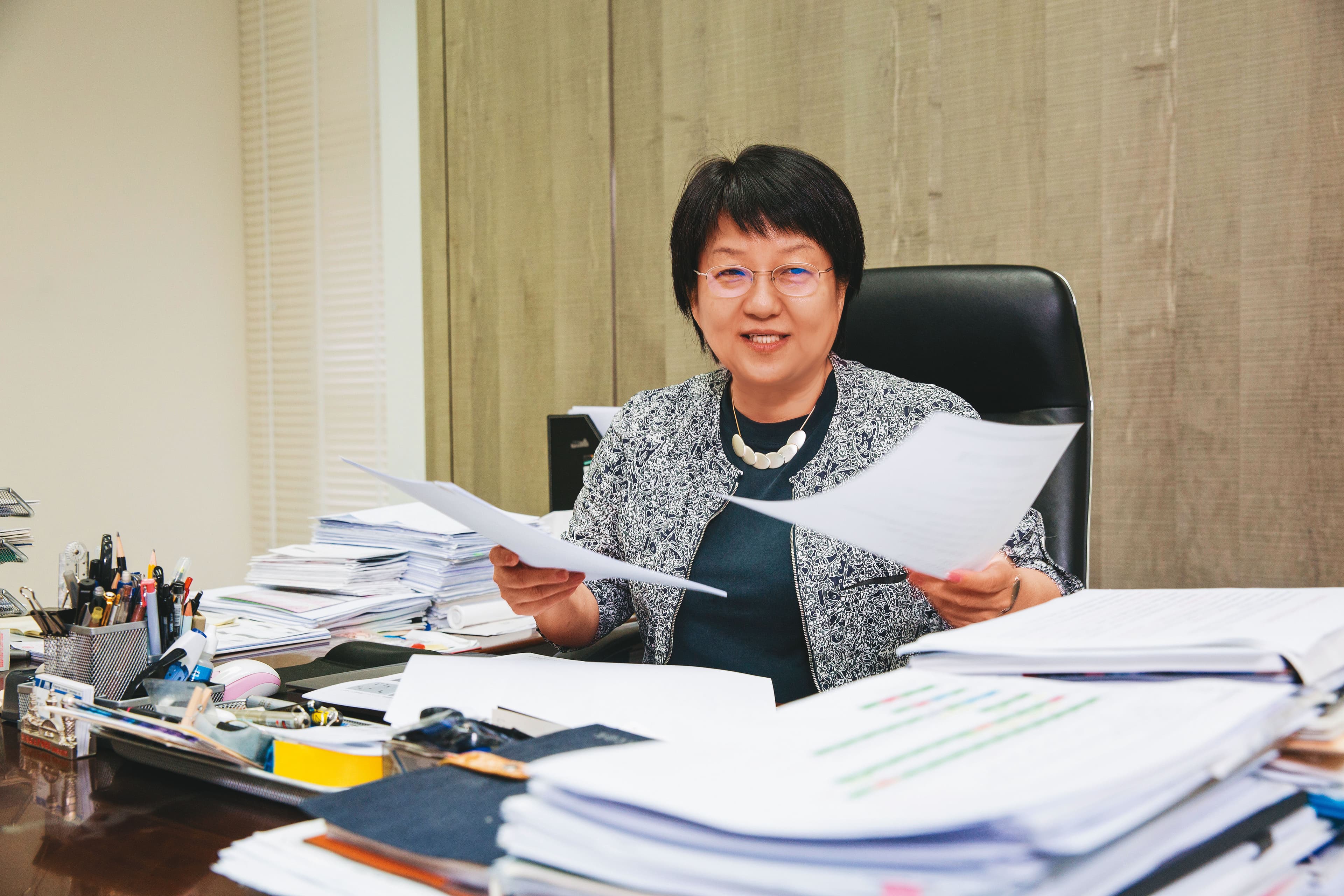 擁有紮實專業知識基礎，讓謝詠芬樂於接受半導體大廠委託的檢測考題，享受破關的快感。