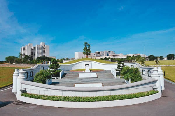王永慶墓園斥資6千萬元打造，號稱蟾蜍穴，可庇蔭6代子孫，2010年初風光落成。（台塑集團提供）