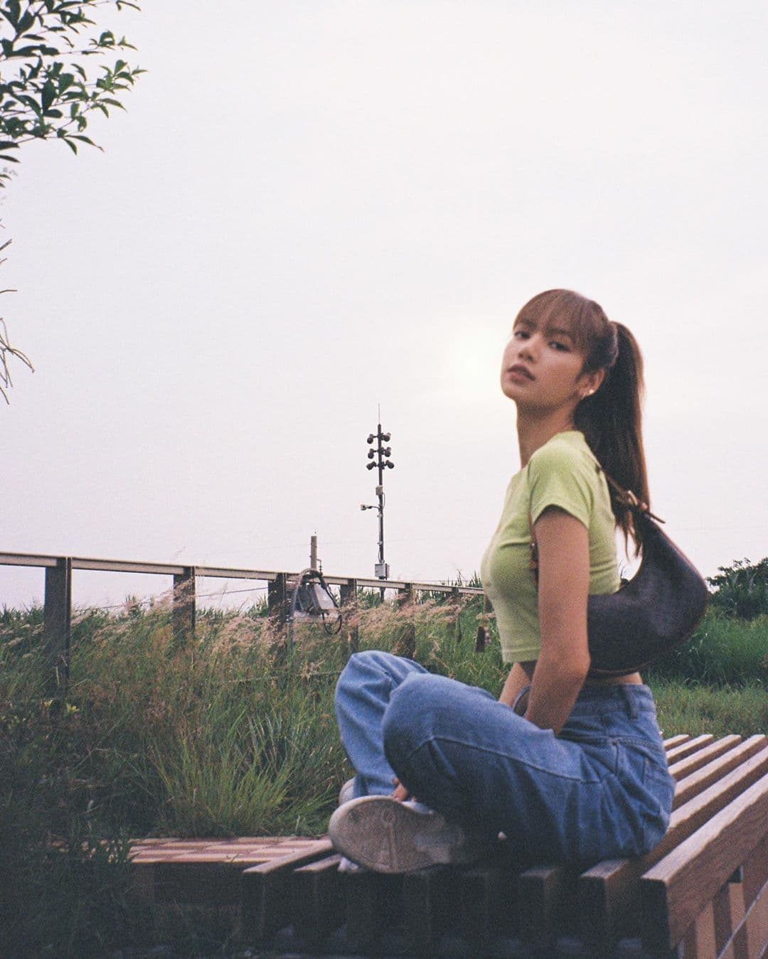 LISA穿著私服時，也以AVA半月包做為搭配。（翻攝自Lisa Instagram）