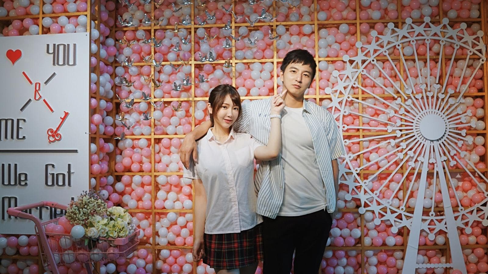 小煜宣布喜訊後，透過經紀公司發出和老婆合照。（小煜提供）