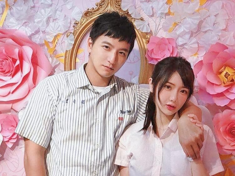 兩人打扮成學院風拍照，洋溢青春氣息。（小煜提供）