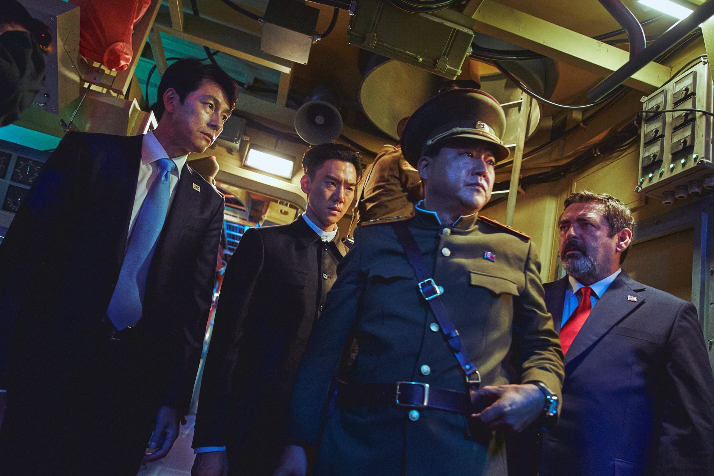 《鋼鐵雨：深潛行動》北韓護衛總局局長郭度沅（右二）發動武裝政變，綁架南韓總統鄭雨盛（左起）、北韓領導人柳演錫和美國總統。（甲上娛樂提供）