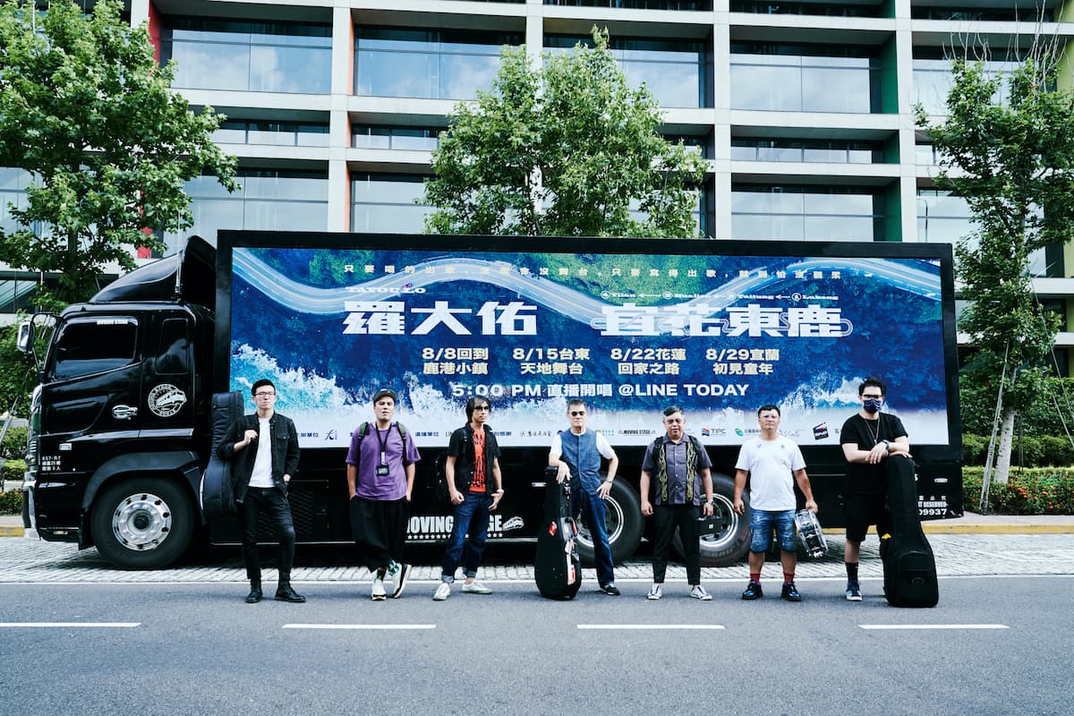 羅大佑率先在台灣巡迴演出，只因活到這把年紀，無需再跟年輕人搶舞台。（大右音樂提供）