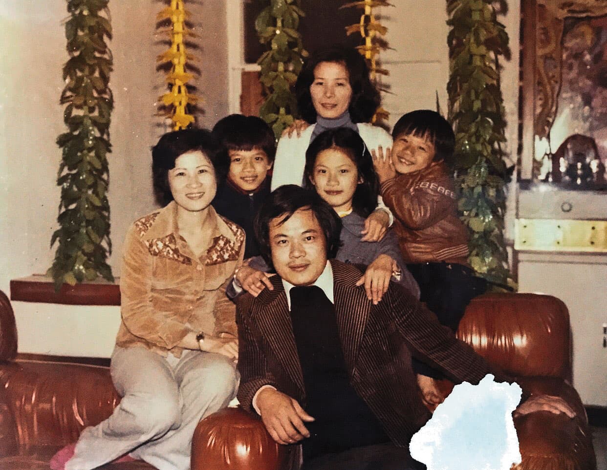 簡秋正（前中）與大房妻子曾素珠（左1）育有1女2子；二房陳淑貞（後排白衣者）堅持不生育，對姊弟3人視如己出。（簡鸝鴻提供）