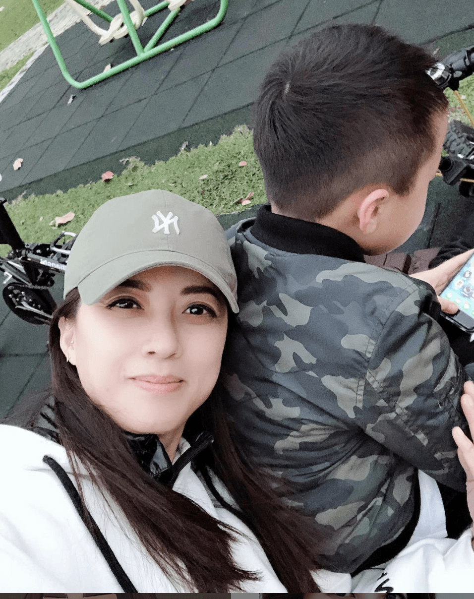 郭靜純與王信貴結婚後育有一子一女，身材依舊火辣。（翻攝自郭靜純臉書）