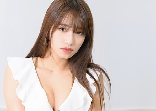 高梨瑞樹今年才22歲，擁有傲人身材的她，微笑時露出虎牙是她的招牌。（翻攝自高梨瑞樹Twitter）