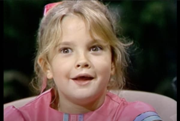 7歲的茱兒是1982年參加電視節目《今夜秀》的錄影。（翻攝自The Drew Barrymore Show官方YouTube）